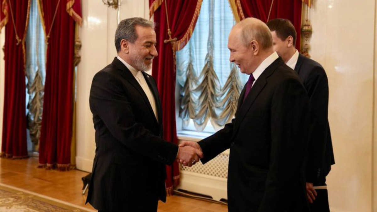 Putin Supports Iran, Meets Araghchi in Moscow When Tehran Hails “Strategic Partnership”