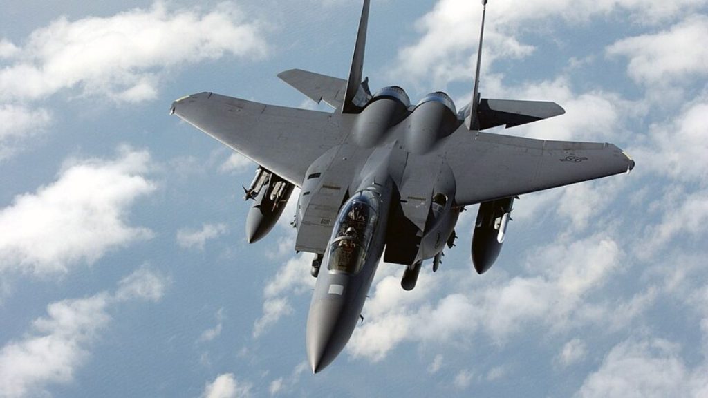 F-15 Strike Eagle image, US F-15 fighter jet photo, F-15 Eagle combat aircraft visuals, American fighter aircraft image, US Air Force F-15 photo, F-15 military jet in flight, US military aviation visuals, F-15 Strike Eagle aircraft image, American combat jet photo, US fighter aircraft operations visuals.