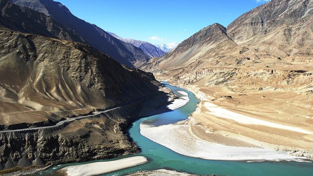 Indus River image, Indus Waters Treaty , Indus River India Pakistan photo, India Pakistan water dispute, Indus basin landscape visuals, Himalayan river India Pakistan image, Indus River valley photo, India Pakistan cross-border river visuals, Indus Waters Treaty dispute image.