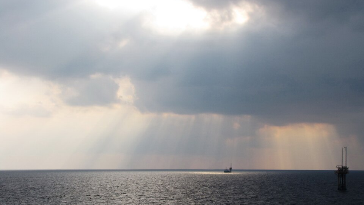 US-Iran tension escalates as Pakistan pushes for talks; Gulf strikes keep Hormuz under pressure