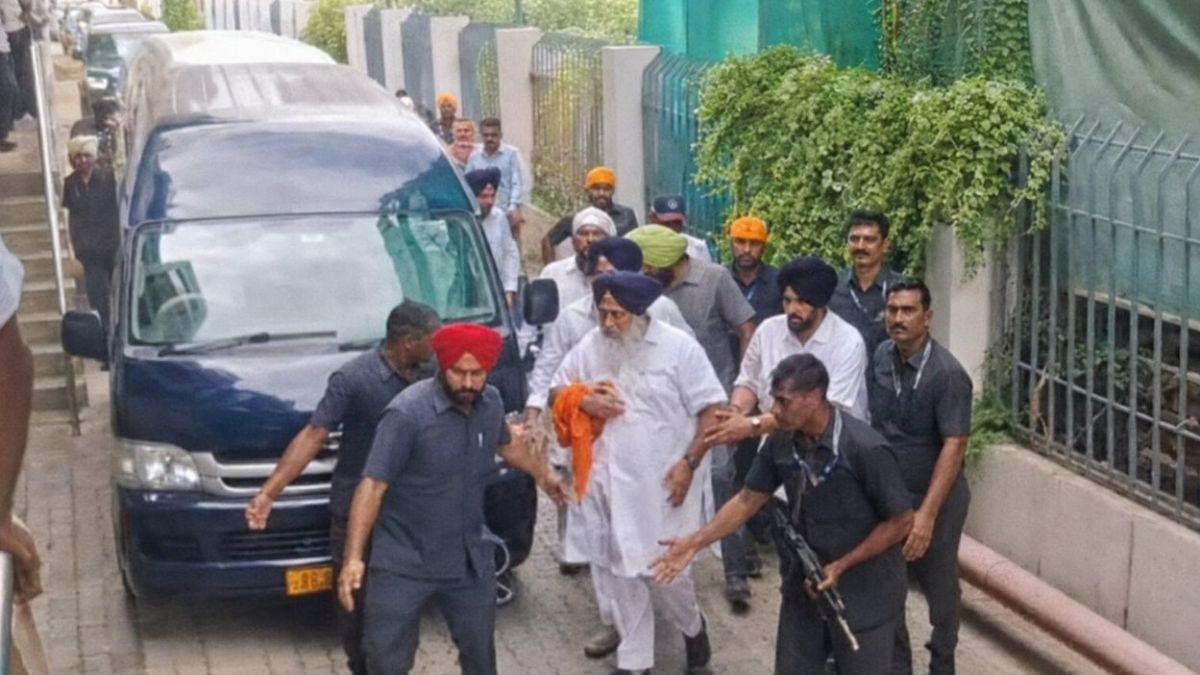 Sukhbir Singh Badal attacked with kirpan at Nanded gurdwara, police probe motive