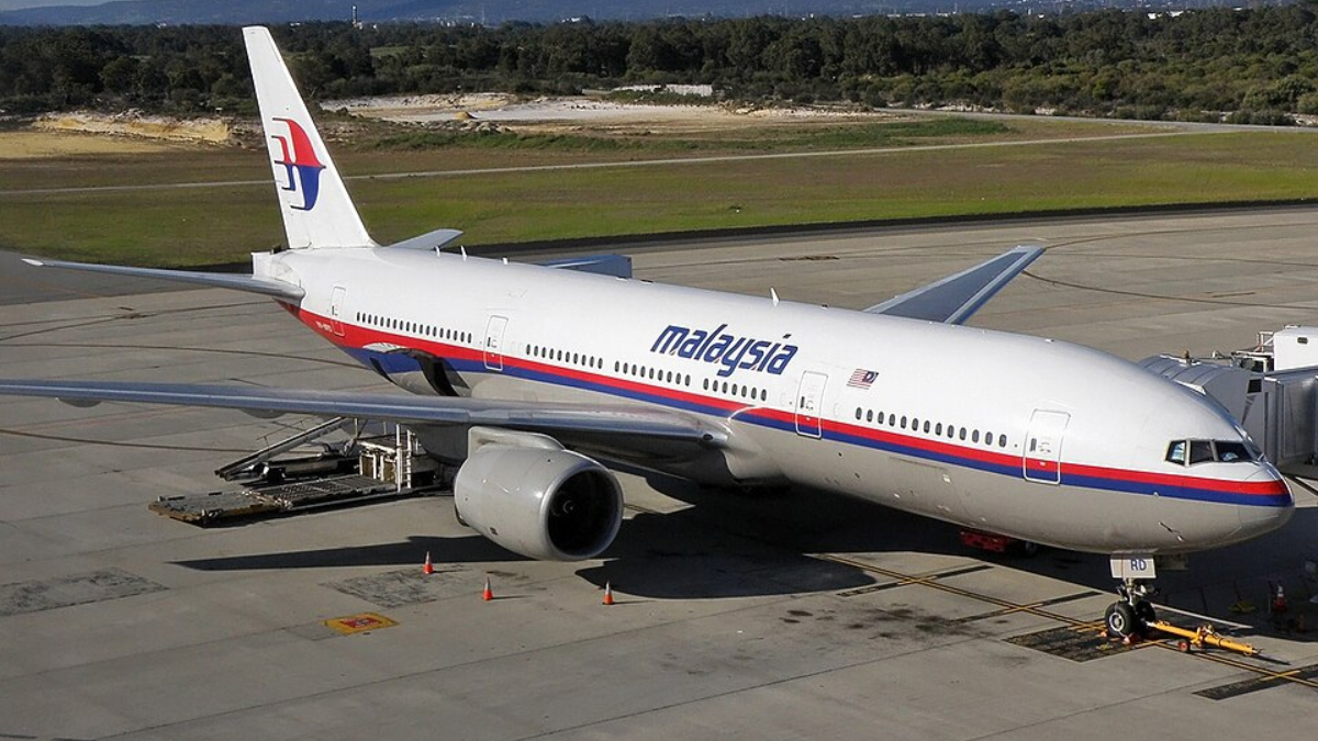 With pilot distracted by laser beam, Malaysia Airlines flight with 159 passengers forced to circle before landing in Kolkata