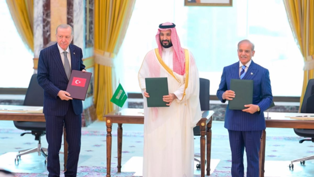After Houthi attacks on Saudi Arabia, what have Pakistan and Türkiye done under the Mecca Defence Pact?
