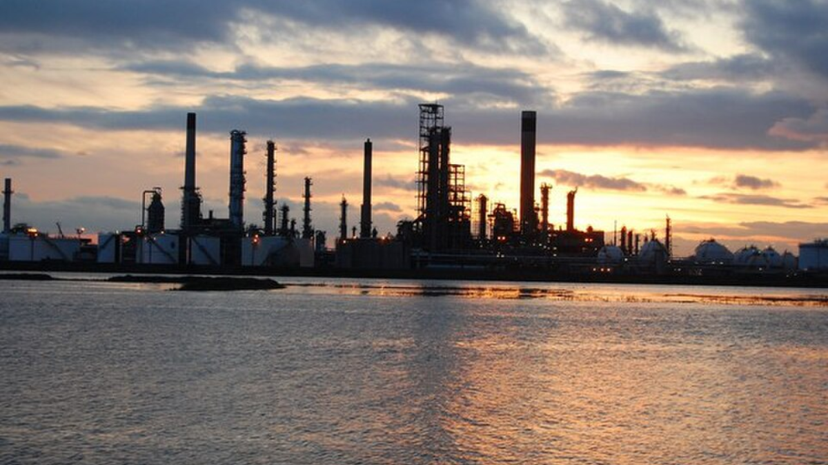 Oil prices jump 3 per cent to $107 as Iran-Gulf meeting postponed amid Strait of Hormuz crisis