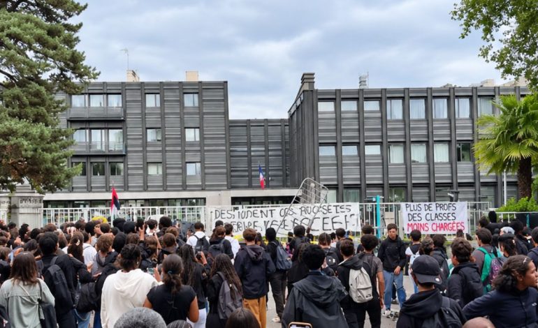 France school blockades spread nationwide as clashes leave 440 detained