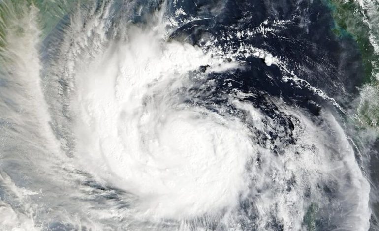 Cyclone Arnab hits Andhra coast as Naidu orders relief, neighbouring states also badly affected
