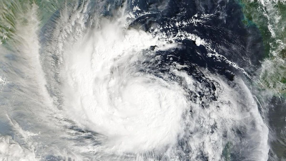 Cyclone Arnab hits Andhra coast as Naidu orders relief, neighbouring states also badly affected